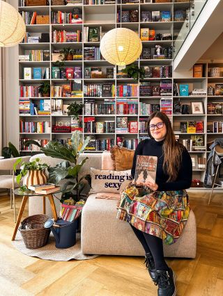 Už o chvíľu na tomto magickom mieste @knihznica… Bertík a plávajúce kníhkupectvo vypláva na nezabudnuteľnú cestu do...